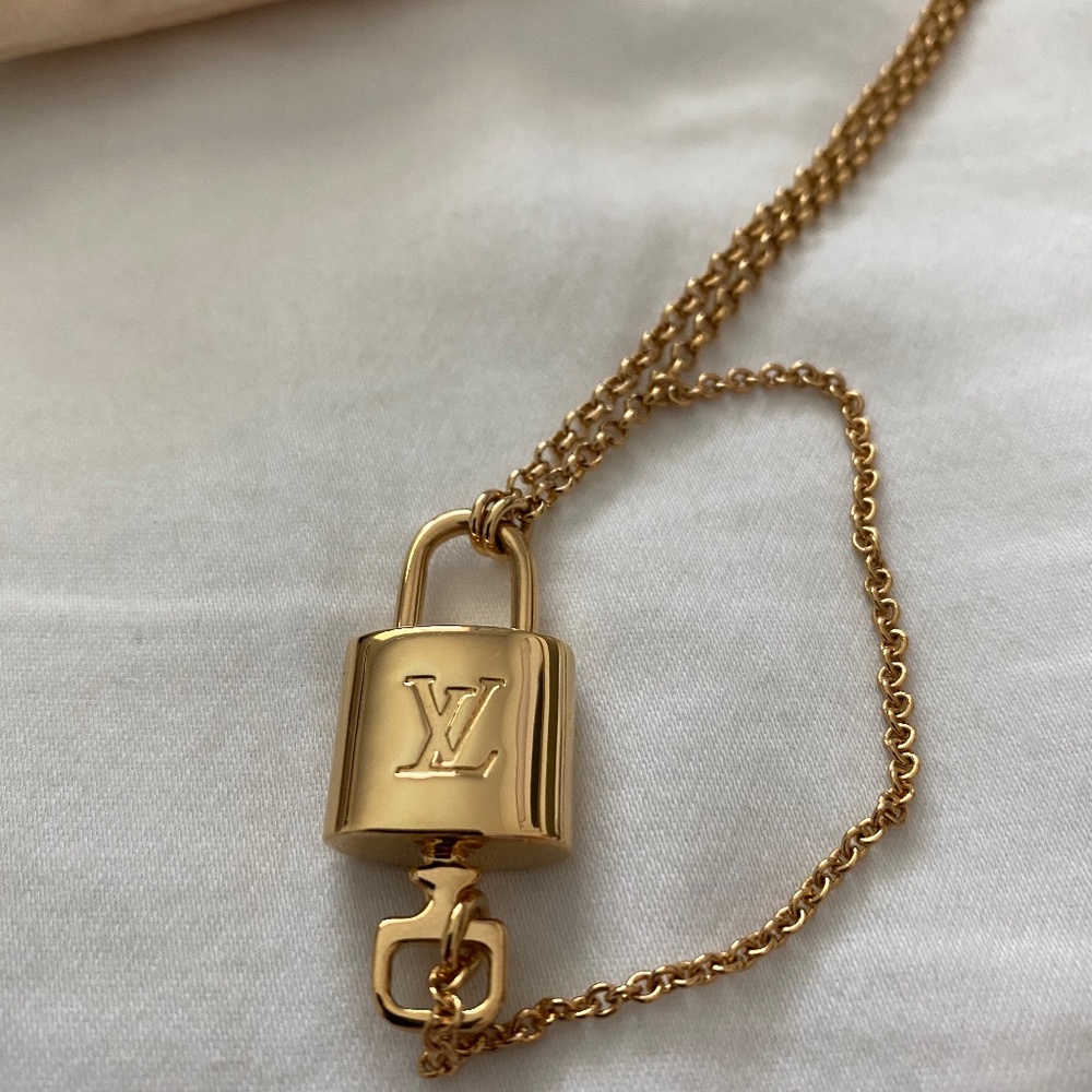 Louis Vuitton Unisex Locky Necklace